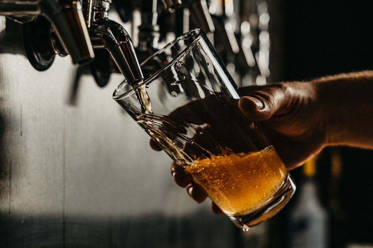 Frisch gezapftes Bier von der Zapfanlage